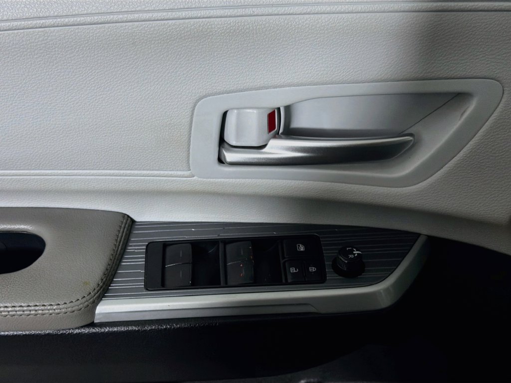 Used 2025 Toyota Sienna XLE FWD image 14