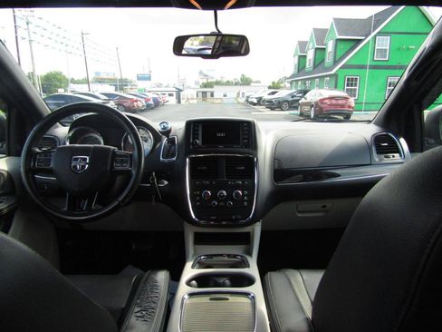 Used 2017 Dodge Grand Caravan SXT FWD image 13