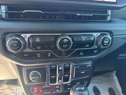 Used 2025 Jeep Wrangler Unlimited Rubicon AWD/4WD image 19