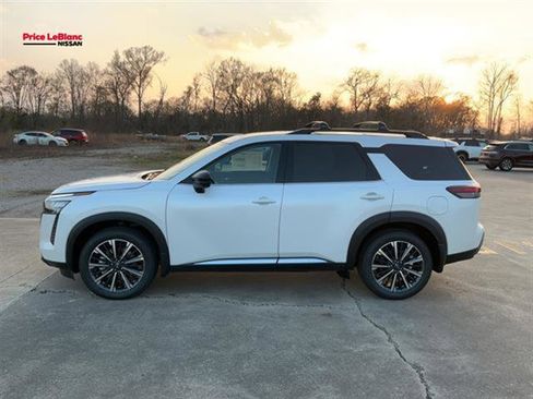 New 2026 Nissan Pathfinder Platinum FWD image 2