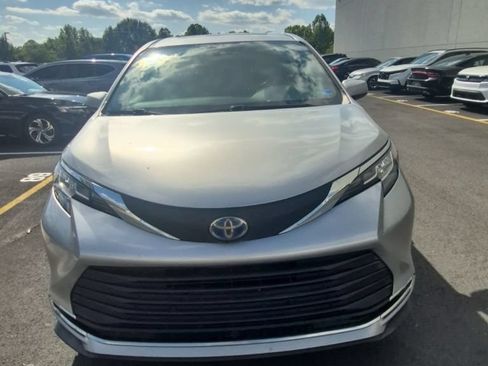 Used 2023 Toyota Sienna XLE FWD image 2