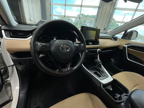 Used 2021 Toyota RAV4 LE FWD image 10