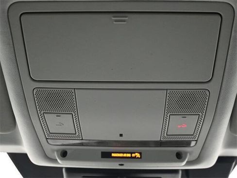 Used 2017 Land Rover Discovery Sport SE image 13