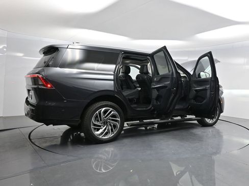 Used 2025 Lincoln Navigator Reserve AWD/4WD image 5