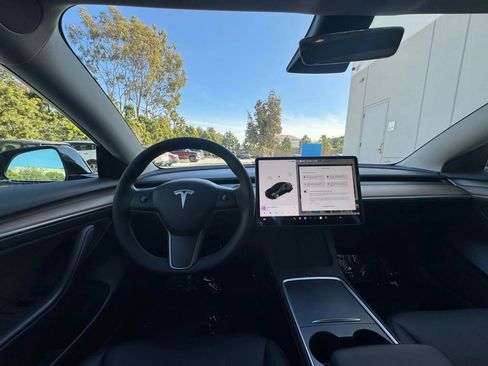 Used 2023 Tesla Model 3 Standard Range image 9