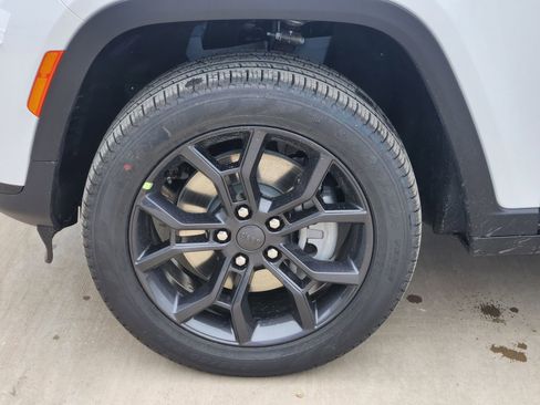 New 2025 Jeep Grand Cherokee L Limited w/ Trailer Tow Package image 11