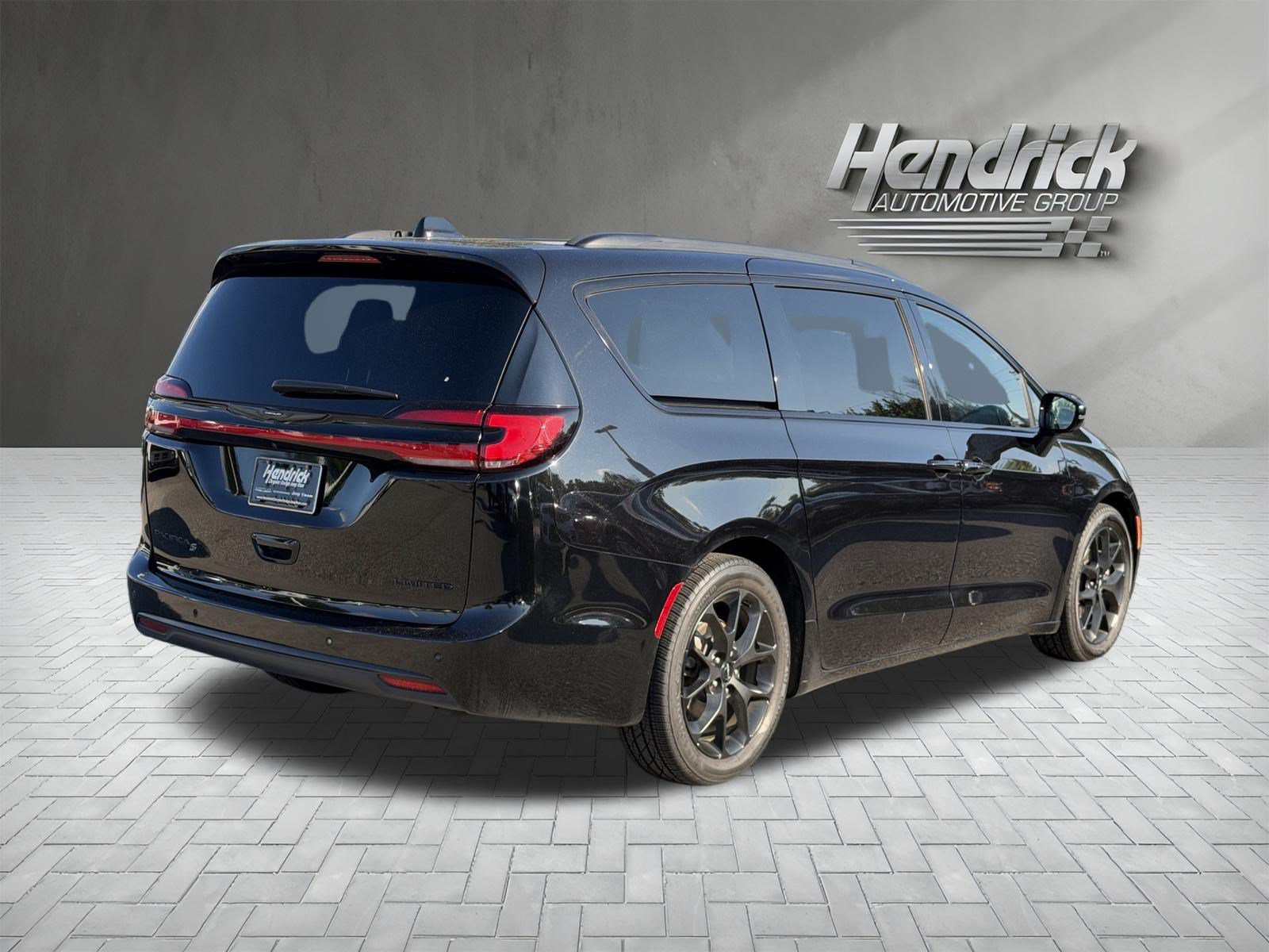 Used 2025 Chrysler Pacifica Limited FWD image 10