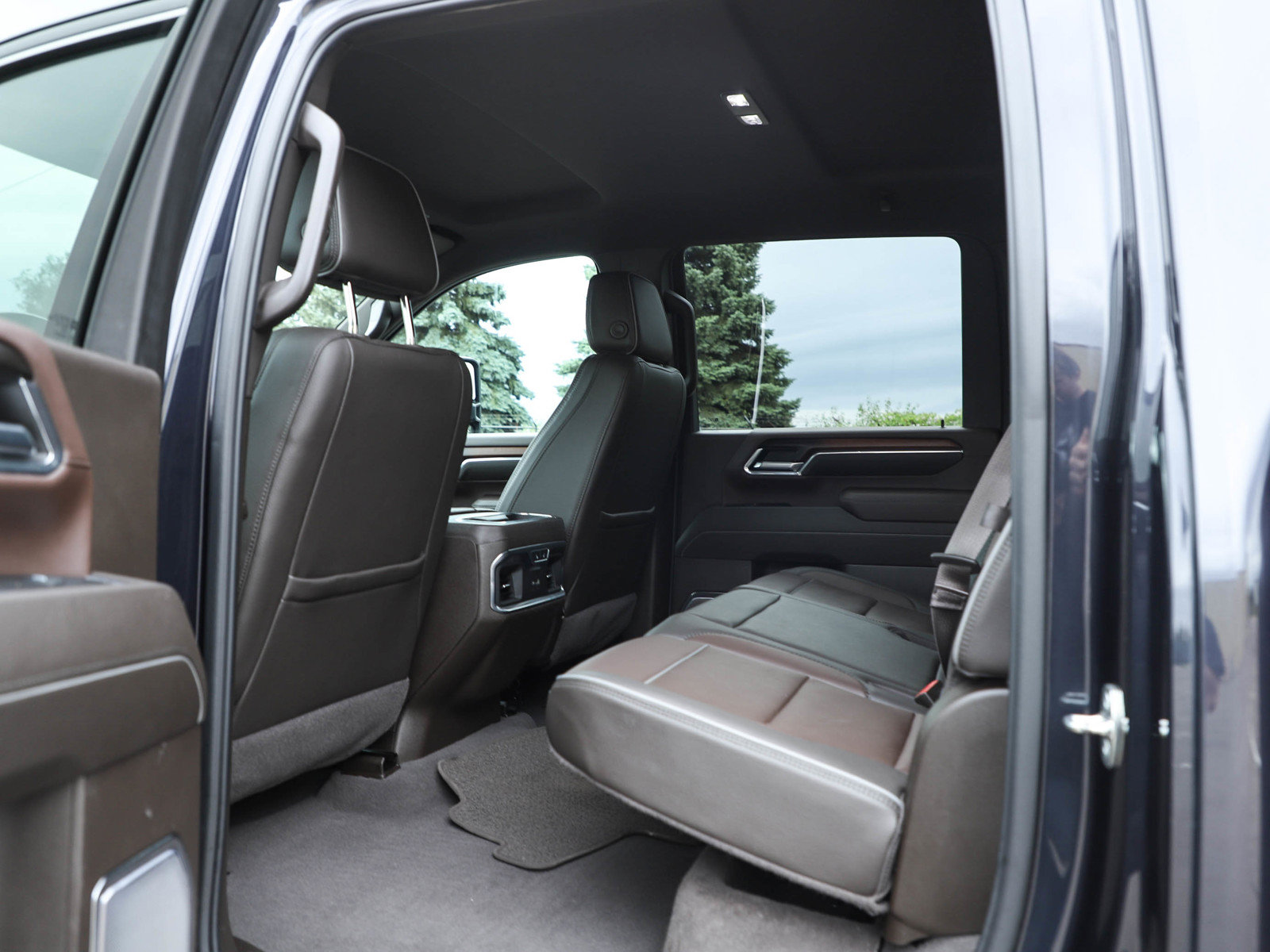 Used 2024 GMC Sierra 3500 Denali w/ Technology Package AWD/4WD image 18