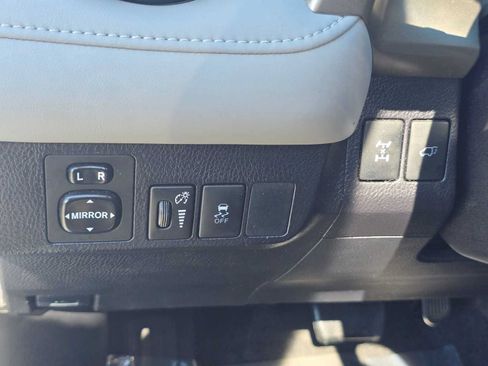 Used 2015 Toyota RAV4 Limited AWD/4WD image 25