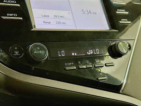 Used 2018 Toyota Camry XLE image 23