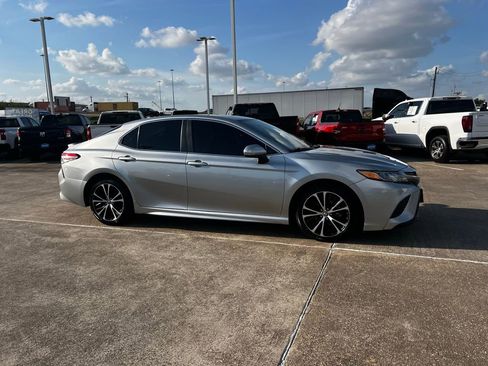 Used 2019 Toyota Camry SE image 5