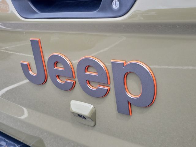 Used 2025 Jeep Gladiator Mojave AWD/4WD image 8