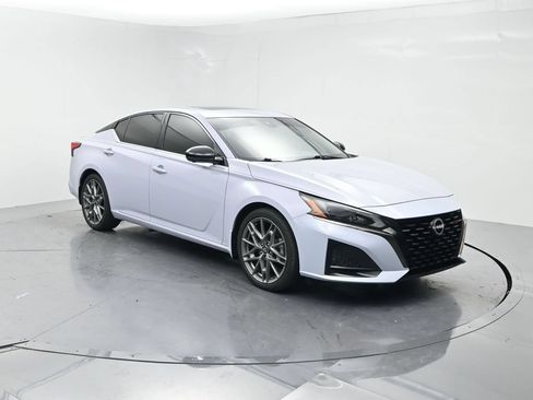 Used 2024 Nissan Altima 2.0 SR FWD image 2