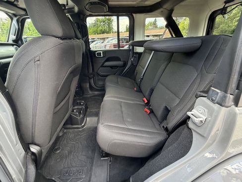 Used 2019 Jeep Wrangler Unlimited Sahara AWD/4WD image 26