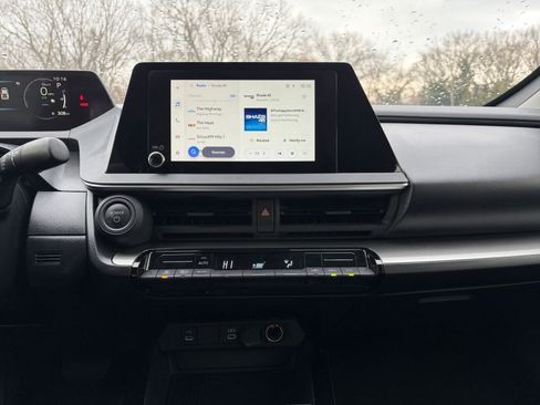 Used 2025 Toyota Prius LE image 18