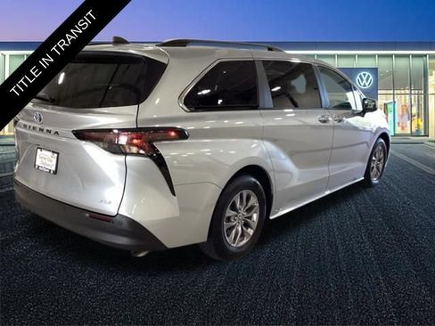 Used 2025 Toyota Sienna XLE FWD image 27