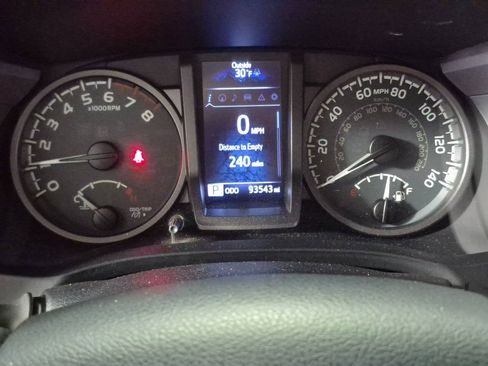 Used 2017 Toyota Tacoma TRD Sport image 15