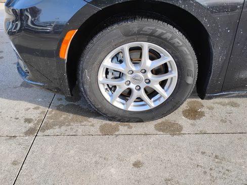 Used 2022 Chrysler Pacifica Touring-L image 23