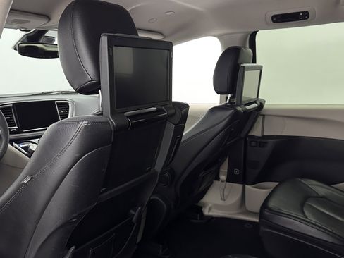 Used 2022 Chrysler Pacifica Touring-L w/ Uconnect Theater Family Group image 31