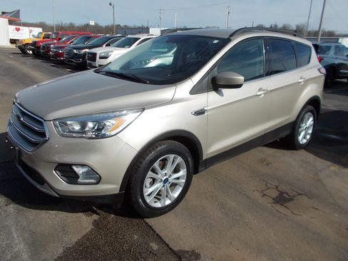 Used 2017 Ford Escape SE w/ Equipment Group 201A FWD image 1