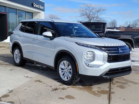 New 2026 Mitsubishi Outlander ES image 12