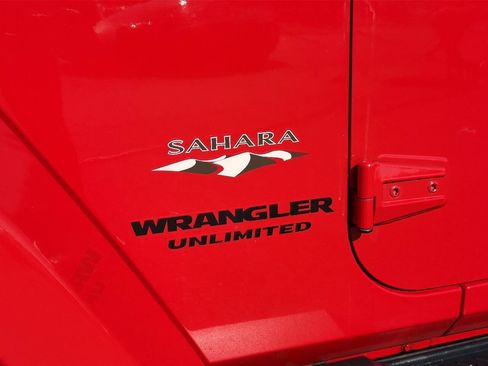 Used 2017 Jeep Wrangler Unlimited Sahara w/ Connectivity Group AWD/4WD image 13