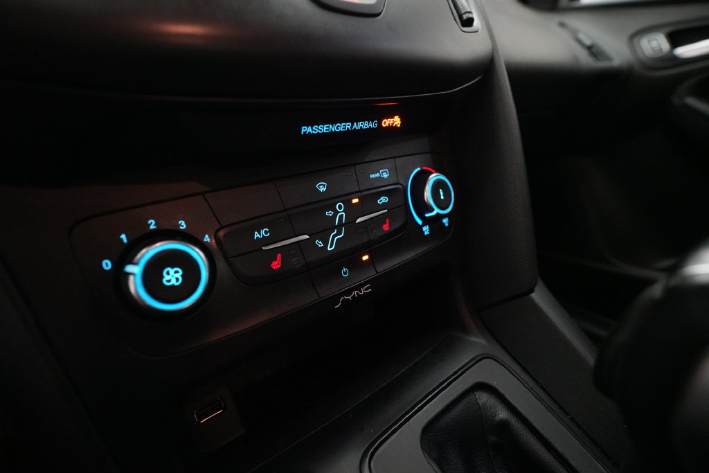 Used 2016 Ford Focus SE w/ SE Sport Package FWD image 18