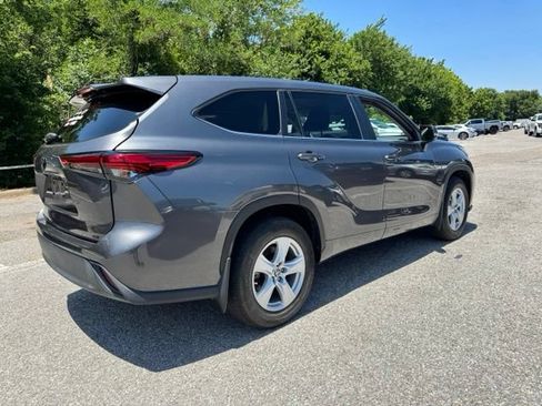 Used 2023 Toyota Highlander LE FWD image 5