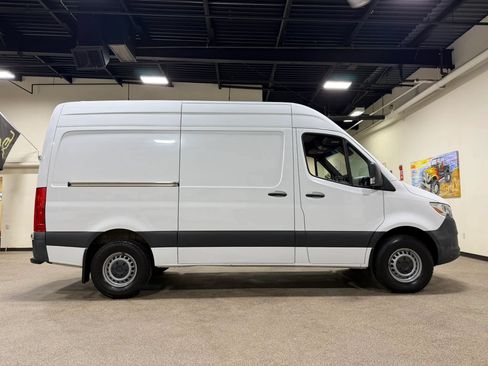 Used 2020 Mercedes-Benz Sprinter 2500 image 4
