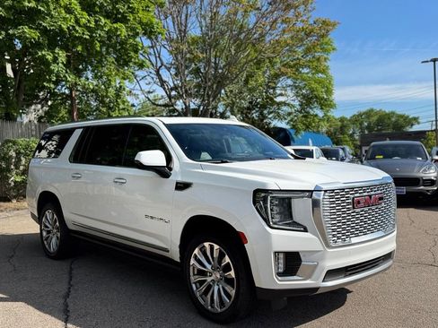 Used 2022 GMC Yukon XL Denali w/ Denali Premium Package AWD/4WD image 8