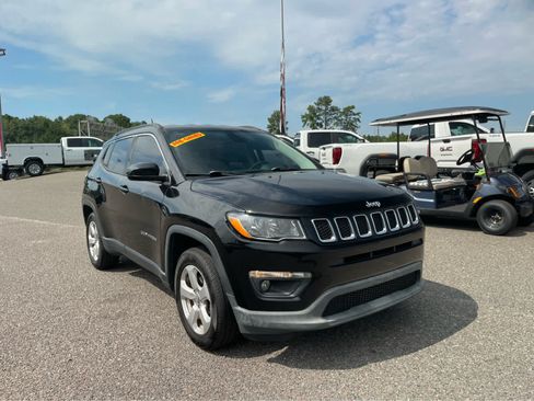 Used 2018 Jeep Compass Latitude FWD image 3