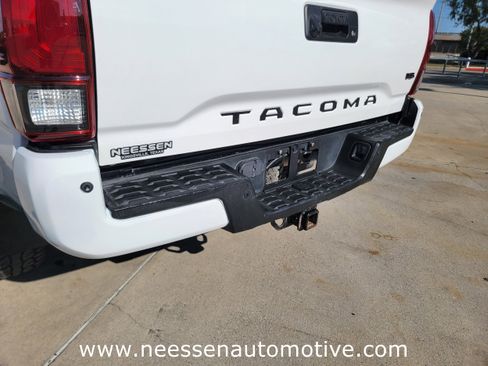 Used 2018 Toyota Tacoma TRD Off-Road w/ Technology Package image 34