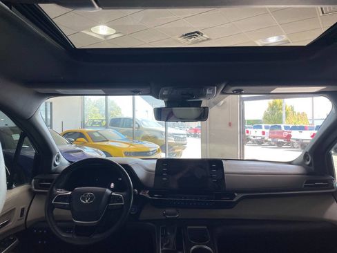 Used 2021 Toyota Sienna Limited image 22