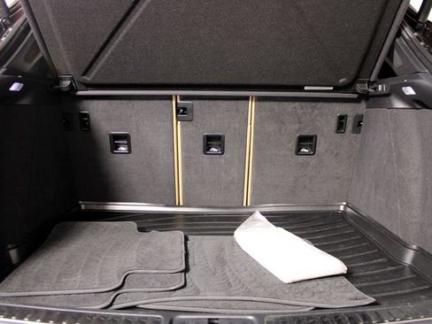 Certified 2023 Porsche Macan AWD/4WD image 23
