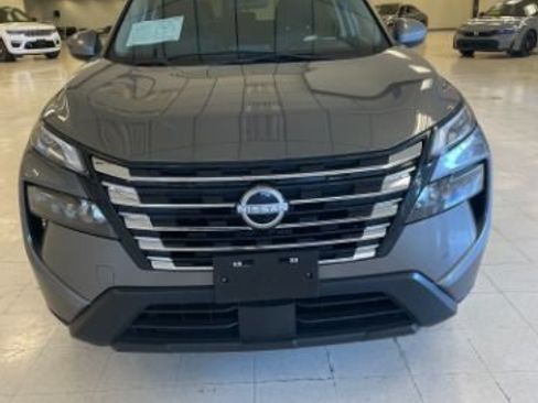 Used 2024 Nissan Rogue SV AWD/4WD image 2