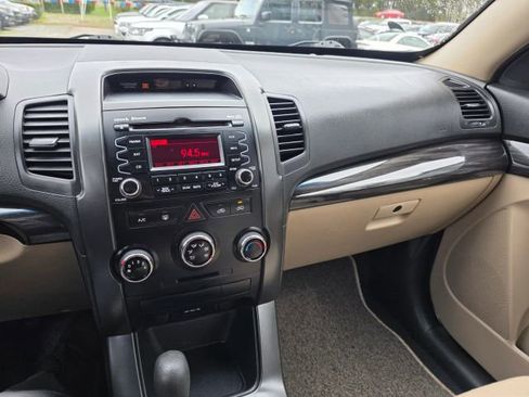 Used 2012 Kia Sorento LX w/ Third Row Pkg image 16