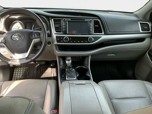 Used 2016 Toyota Highlander XLE image 11