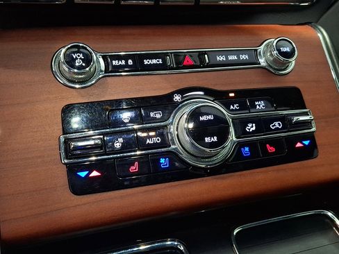 Used 2021 Lincoln Aviator Reserve w/ Equipment Group 202A AWD/4WD image 17