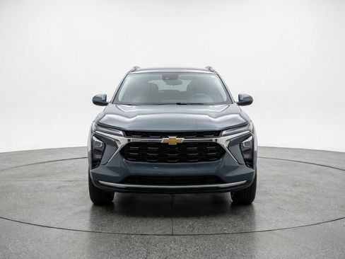 Used 2025 Chevrolet Trax LT FWD image 2