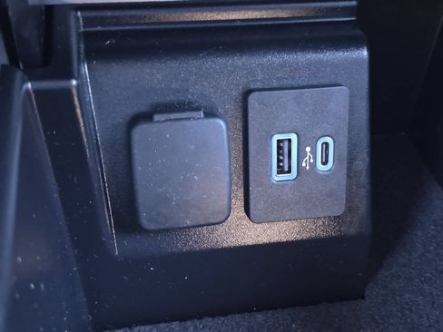 Used 2023 Ford Explorer XLT w/ Equipment Group 202A RWD image 30