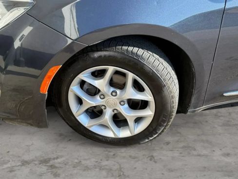 Used 2020 Chrysler Pacifica Touring-L FWD image 45