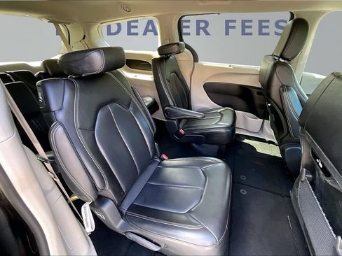 Used 2023 Chrysler Pacifica Touring-L FWD image 25