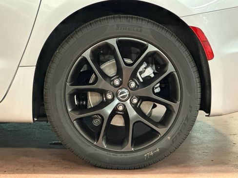 New 2026 Chrysler Pacifica Limited w/ Uconnect Theater Family Group image 27