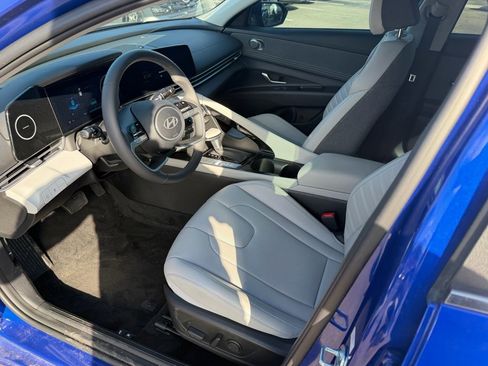 Used 2025 Hyundai Elantra Limited image 9