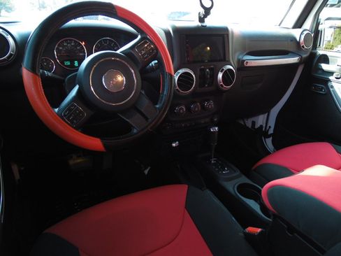 Used 2015 Jeep Wrangler Unlimited Sahara w/ Connectivity Group AWD/4WD image 9