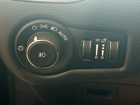Used 2020 Jeep Cherokee Latitude Plus w/ Cold Weather Group AWD/4WD image 11