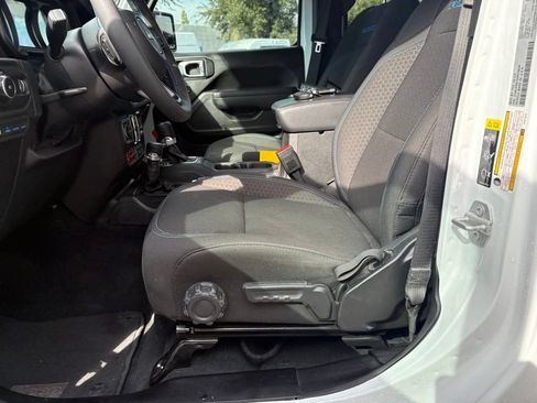 Used 2025 Jeep Wrangler Unlimited Rubicon 4xe w/ Safety Group AWD/4WD image 9