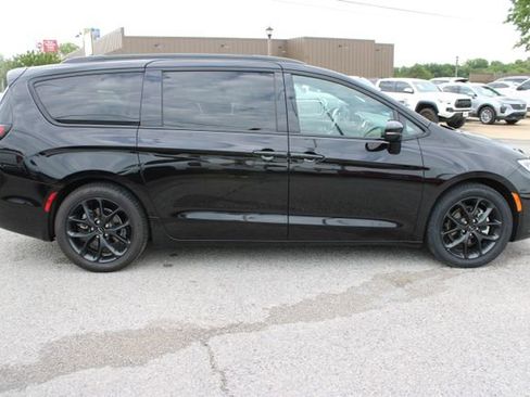 Used 2025 Chrysler Pacifica Limited FWD image 4