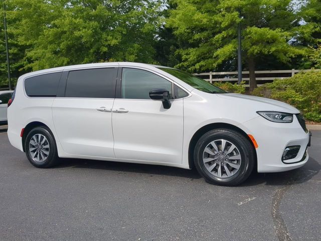 Used 2024 Chrysler Pacifica Limited FWD image 2