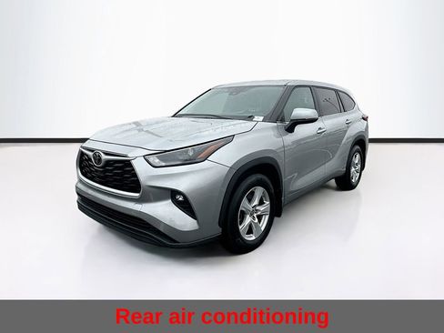Used 2024 Toyota Highlander LE AWD/4WD image 6